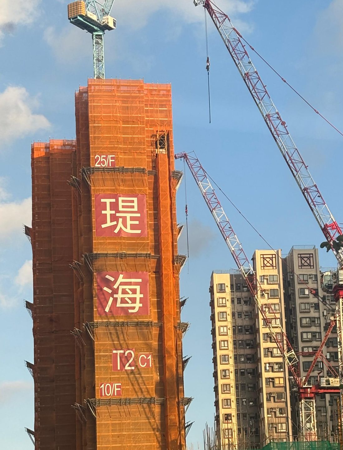 地盤實況：橙色棚網寫住「瑅海」（拍攝時情況）